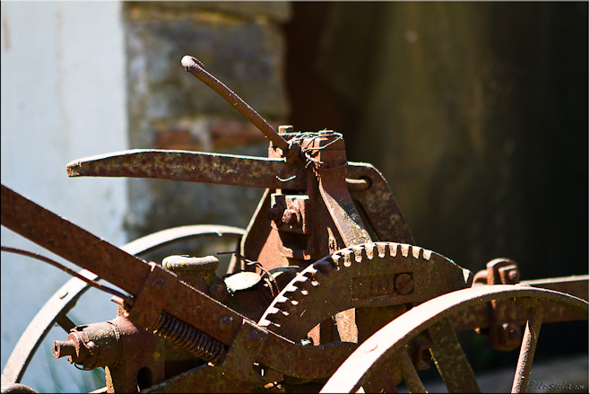 Close-up: Rusty gear and handle