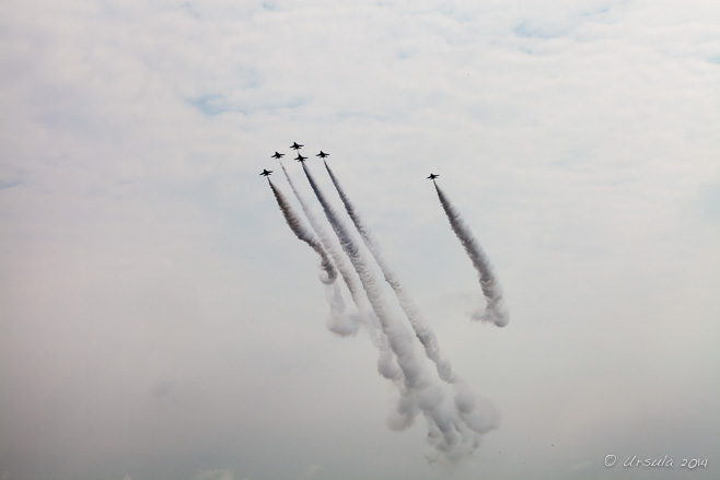 Trailing decorative plumes of smoke, the RSAF Black Knights,  Singapore Airshow 2014