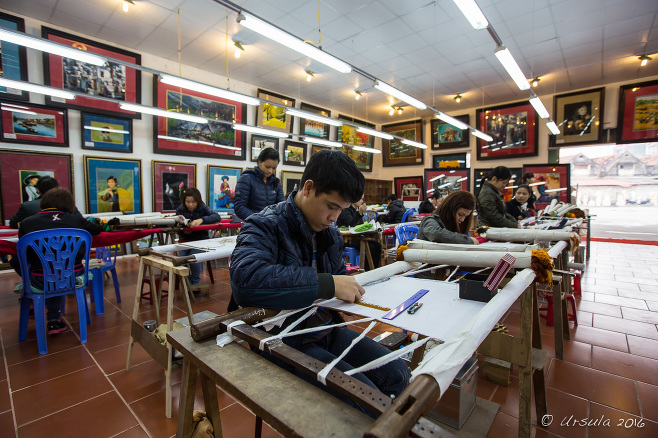 Man embroidering a picture, Chan Thien My, Sao Đỏ, Hải Dương