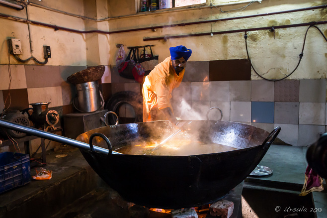 A Sikh man with a large wok of dal, Gurdwara Sis Ganj Sahib, Chandni Chowk, Old Delhi 