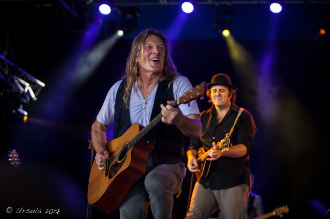 Chris Eaton and Chris Brooker Round Mountain Girls, Byron Bay Bluesfest 2017, Australia