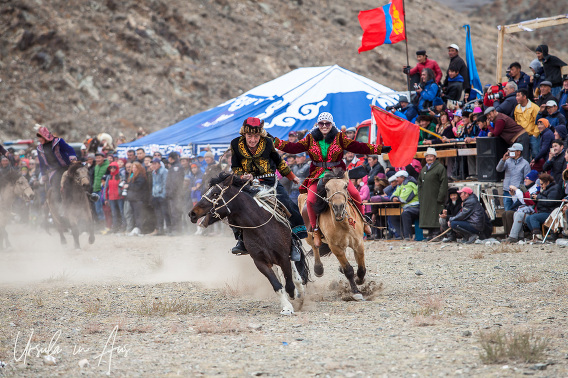 Jogos Tradicionais De Cavalo Kazakh Do Festival Da águia Dourada Foto  Editorial - Imagem de dourado, étnico: 178819986