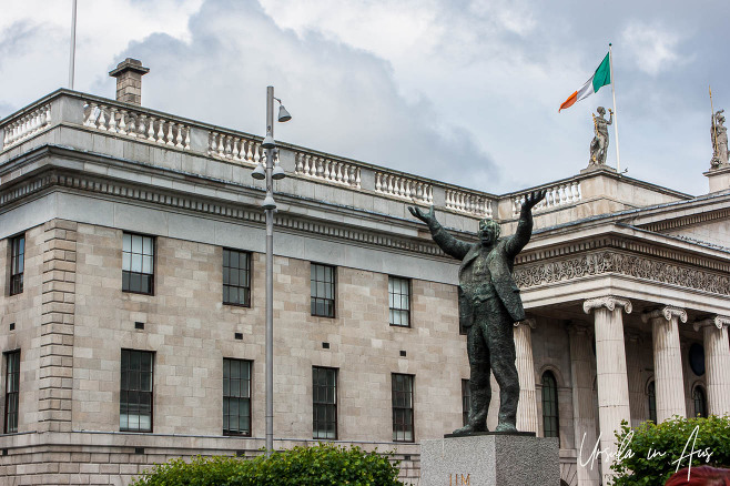 Jim Larkin Statue from a bus, O